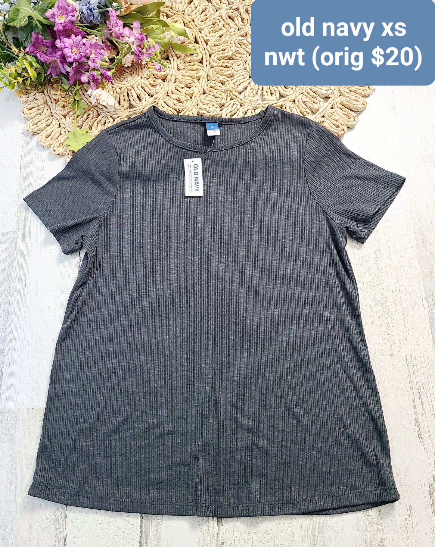 new gray ribbed old navy tee