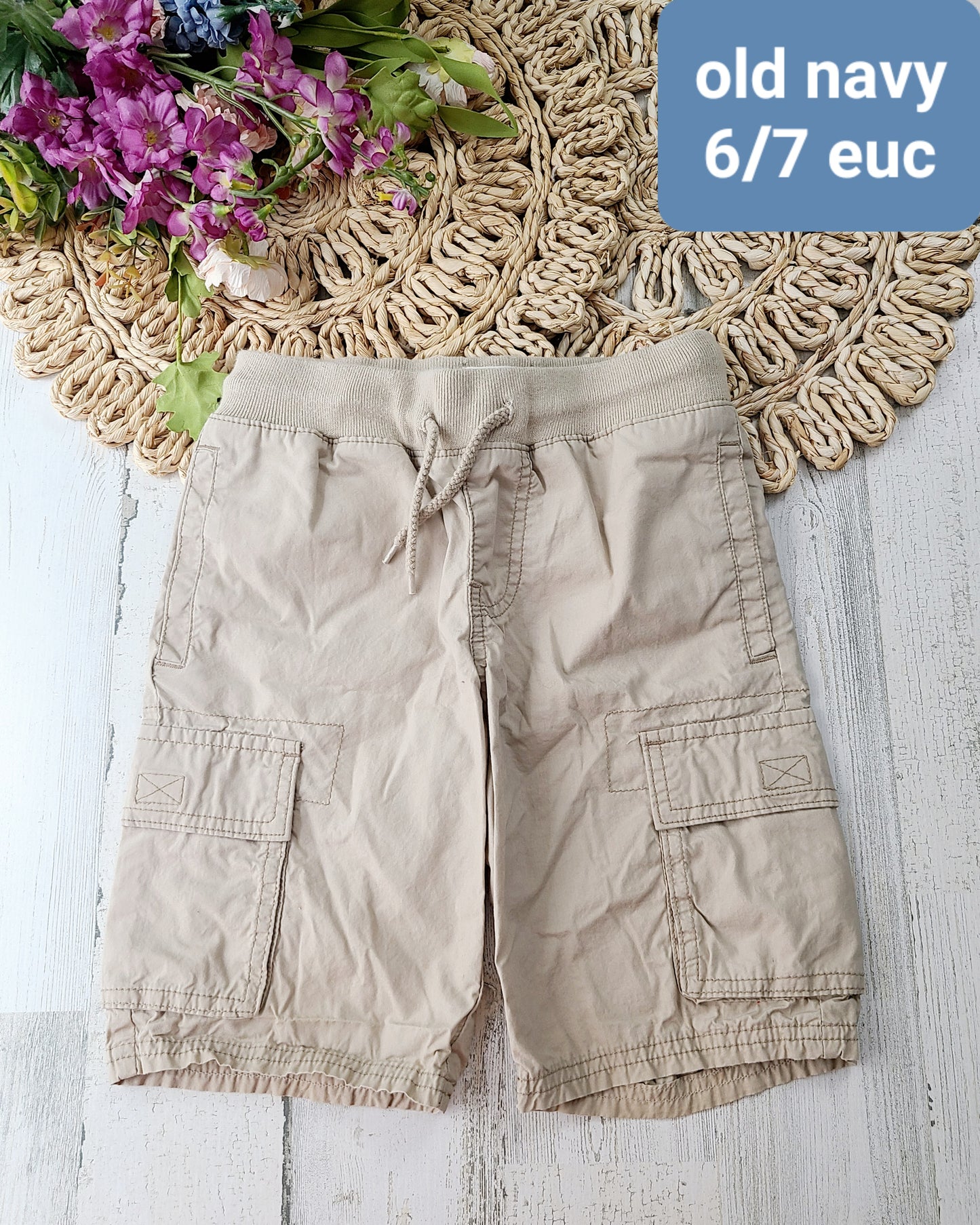 old navy 6/7 cargo khaki shorts