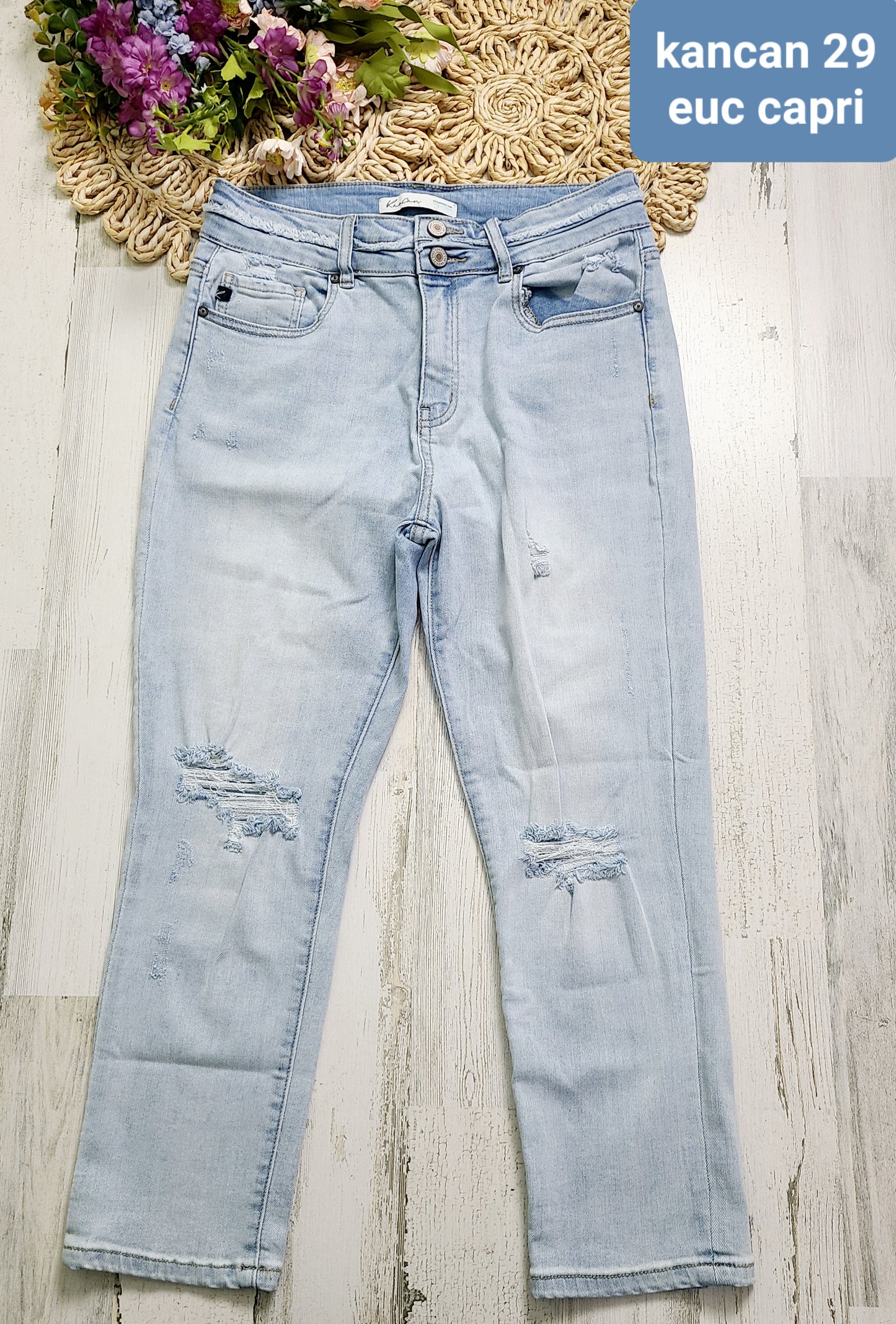 kancan capris distressed knees sz medium