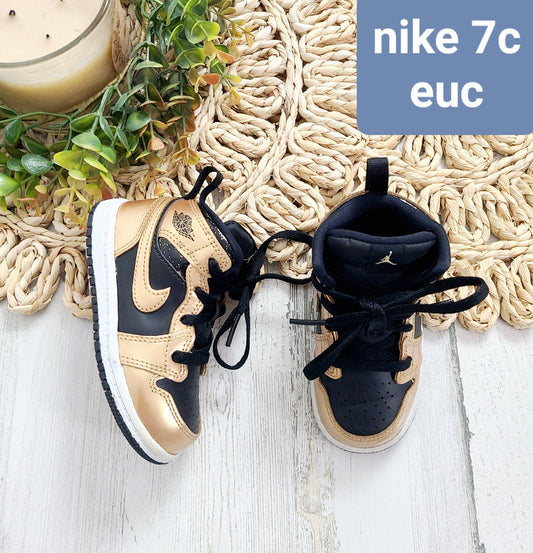 gold black nike shoes 7c